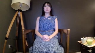 小巧的亚洲业余爱好者在沙发上被操了无毛的阴部